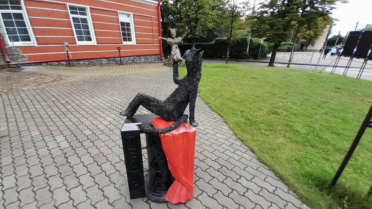 Кот-кукловод