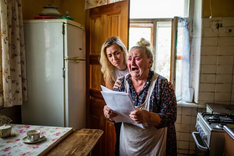 - Я вырастила тебя, а ты меня сдаёшь в интернат?! — кричала бабушка.