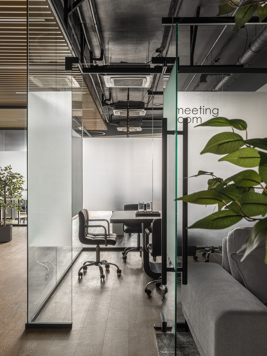 Стеклянные перегородки сохранили свет и пространство