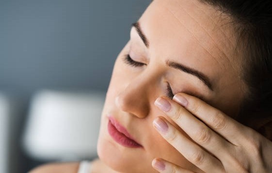  к чему дергается левый глаз