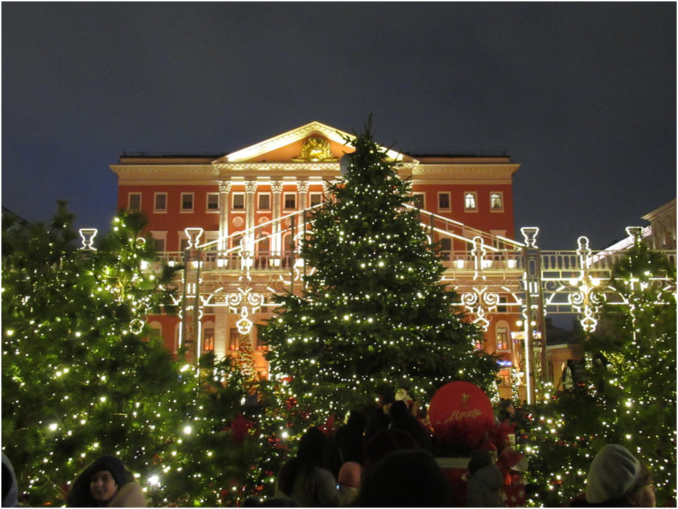 Фото автора. Современная фотография Моссовета,  фоном является новогоднее убранство площади перед ним - на другой стороне Тверской улицы.