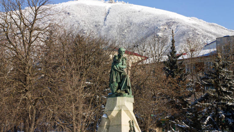    Памятник Лермонтову в Пятигорске Mikhail Pogosov Shutterstock.com