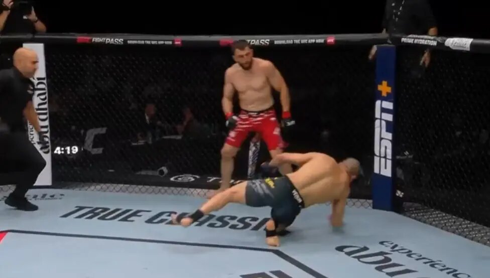    Фото: скриншот из видео боя UFC в Абу-Даби.