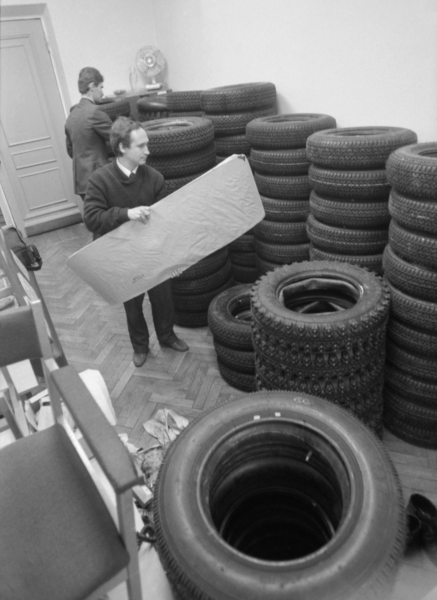 Купить шины и аккумуляторы в СССР было непросто. Для этого приходилось записываться в очередь, а потом делать пометку в техпаспорте — что вожделенный расходник был получен.  Фото ТАСС