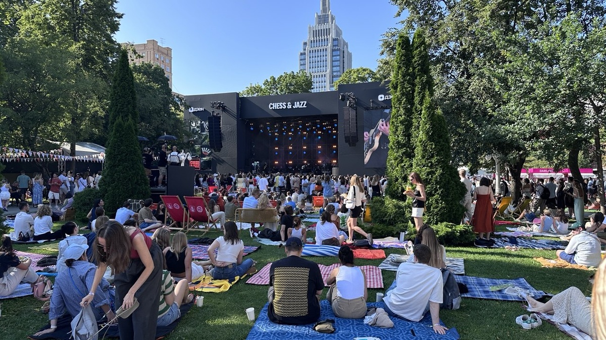 Пространство фестиваля Chess&Jazz 2025 в Саду Эрмитаж, Москва. Фото: Умный Фломастер