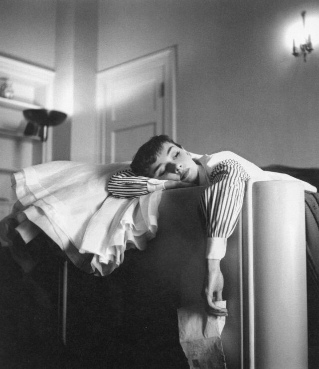 Уставшая после долгого дня и, возможно, тоскующая по дому после прочтения письма из дома, Одри Хепберн отдыхает в своем гостиничном номере в Лос-Анджелесе (где она гастролирует со спектаклем «Жижи»), фотография Боба Уиллоуби, 1953 год.