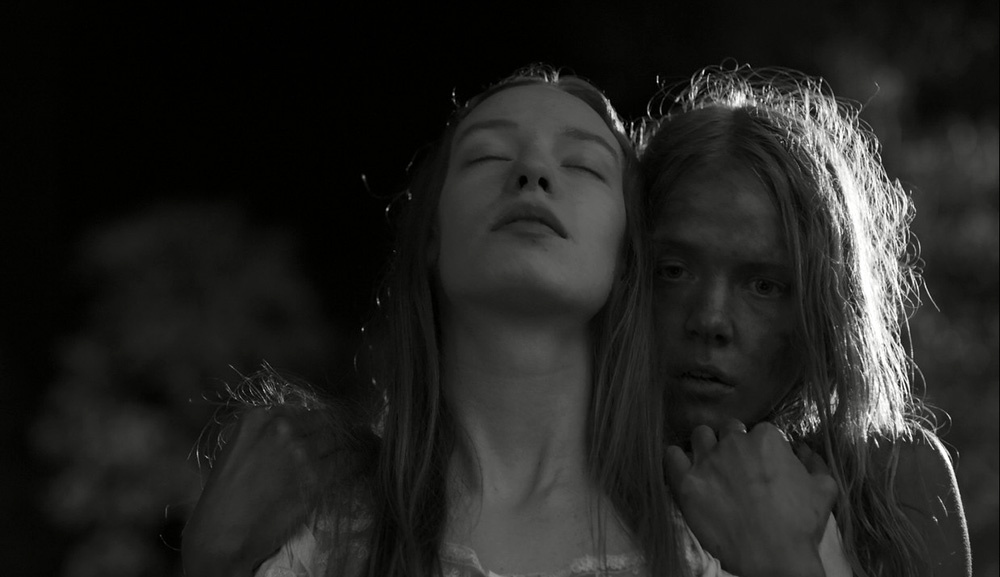 Чёрно-белое изображение добавляет эстетического шика сюрреалистическому фильму ужасов Ноябрь