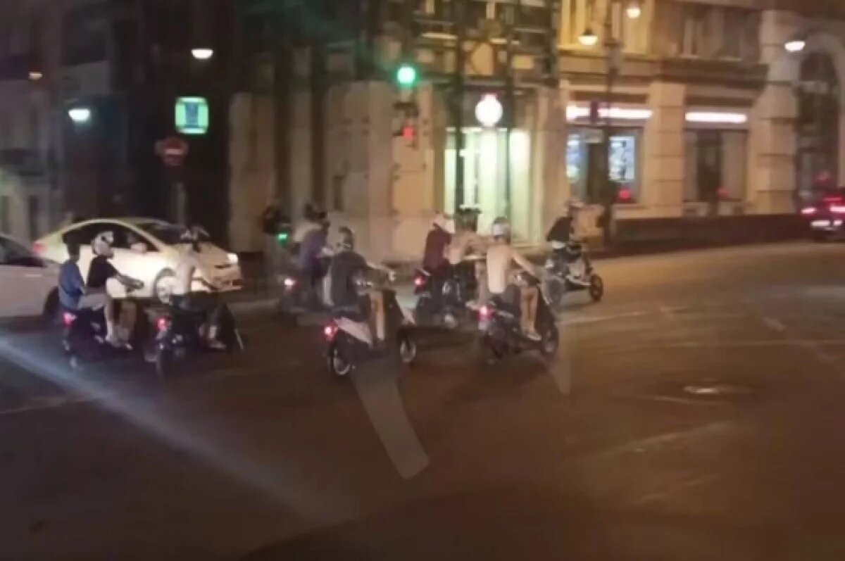    Молодые люди показывали свои навыки другими участниками движения и прохожими