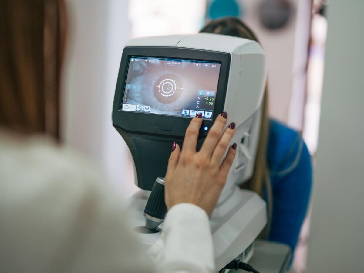    Девушка на приеме у офтальмолога© iStock.com / milorad kravic