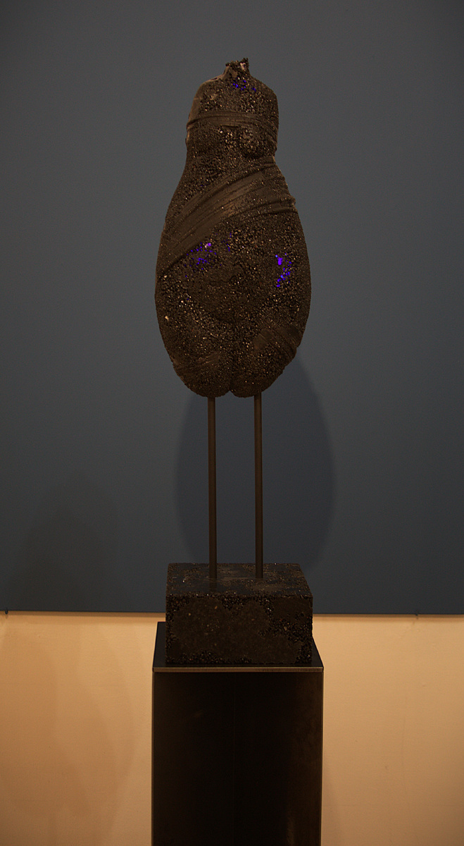 Вулканическая Венера, 2024. Авторская техника: композитный камень, алюминий, светодиоды.