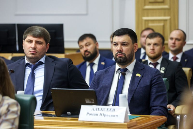 Молодые люди из Палаты молодых законодателей. Сразу видно, что их организмы измучены думами о колыбели цивилизации.. Фото из свободного доступа в интернете.