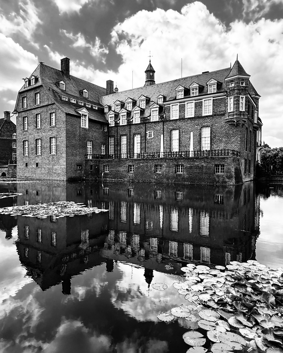 Представляю этот замок в чёрно белом цвете. Фото от автора.Тамара Вибе.