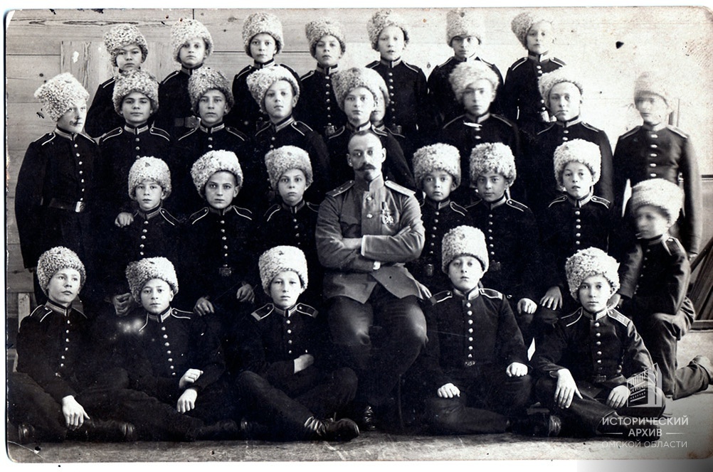 На фотографии: офицер-воспитатель Сибирского кадетского корпуса Подкорытов Аполлон Аполлонович с кадетами. Начало XX в. ГИАОО. Фотокаталог.