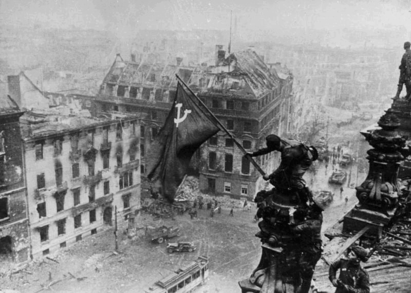 На знаменитом фото Евгения Халдея «Знамя Победы над Рейхстагом» запечатлены трое. Правда это не Берест, Егоров и Кантария, их фотограф просто не нашёл, а киевлянин Алексей Ковалев, дагестанец Абдулхаким Исмаилов и минчанин Леонид Горычев. Позже фото скандировали так, что третий человек из него просто «выпал». Фото: цфкфдигь.кг