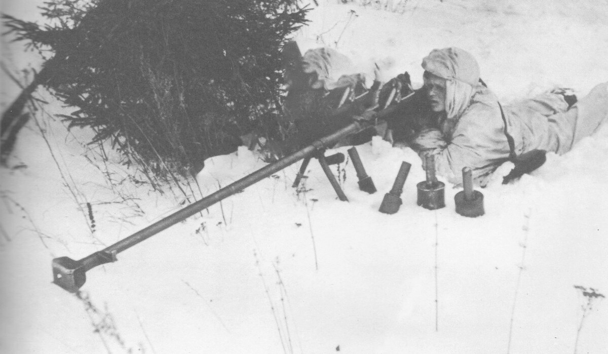 Советский солдат на позиции с противотанковым ружьём ( ПТР ). Источник Яндекс картинки