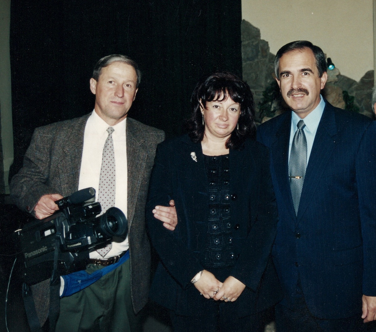 Сам себе режиссер... Автор - крайний слева. В центре, увы, ушедшая год назад в мир иной, супруга Елена Трошина,, редактор рекламного отдела газеты Верховной Рады Крыма "Крымские известия", справа - известный не только в Крыму журналист и спортивный комментатор Борис Левин ...