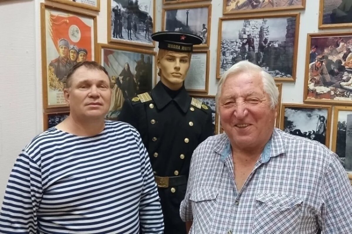    Основатель музея ВМФ Александр Мазеин и его бессменный экскурсовод Виктор Андреев.