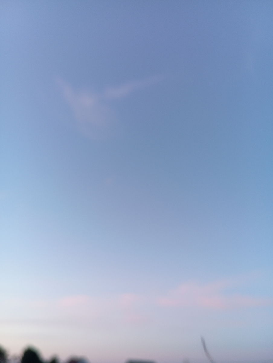 Небо в расфокусе всё равно небо. Так и я. В расфокусе та же я. 