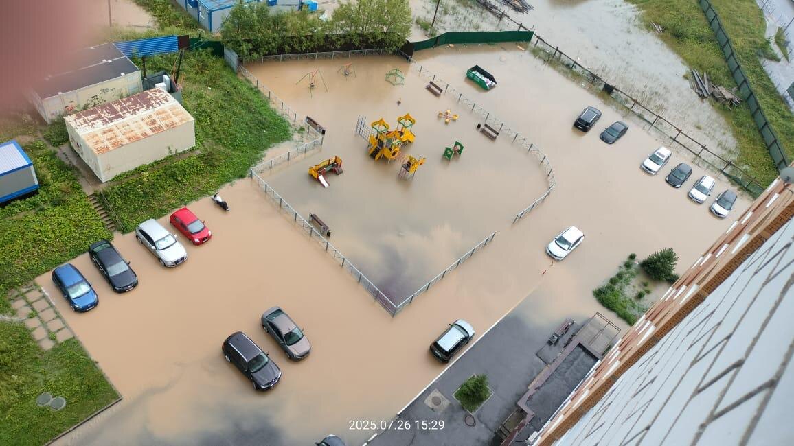 Мне вот интересно, почему застройщик вообще не берет в расчёт такую вероятность? И как вообще строились парковка и детская площадка, что всё утонуло? Я бы, на месте владельцем некоторых машин, пошла в суд, за компенсацией ущерба.