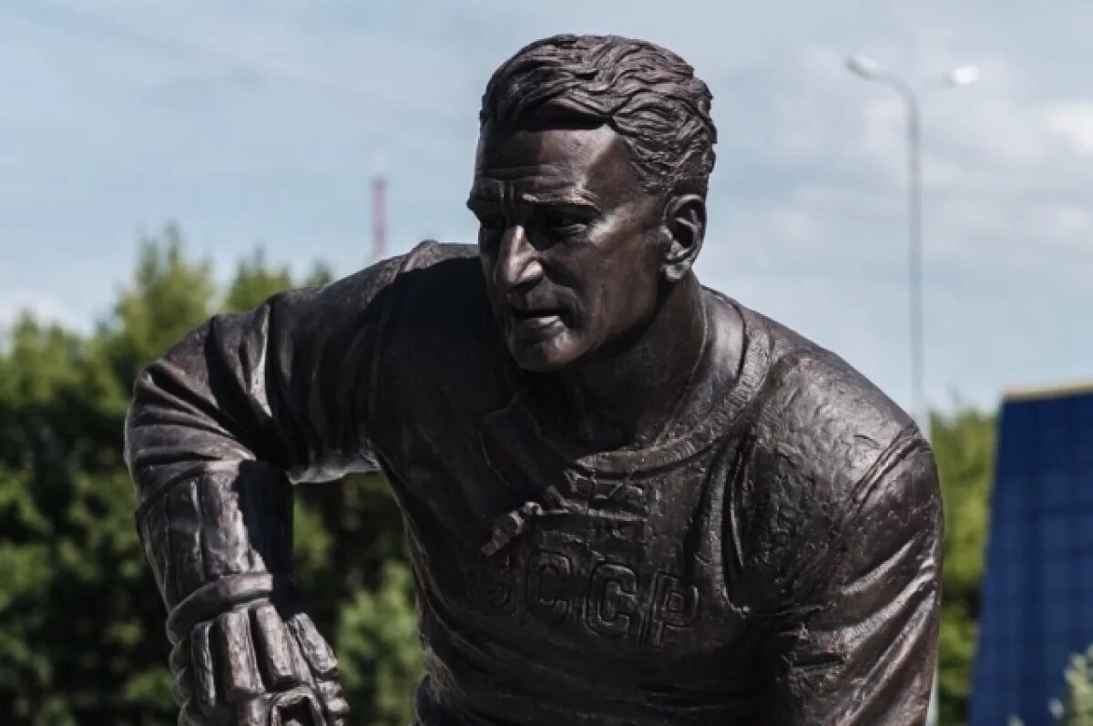    В Омске появился монумент Анатолию Тарасову