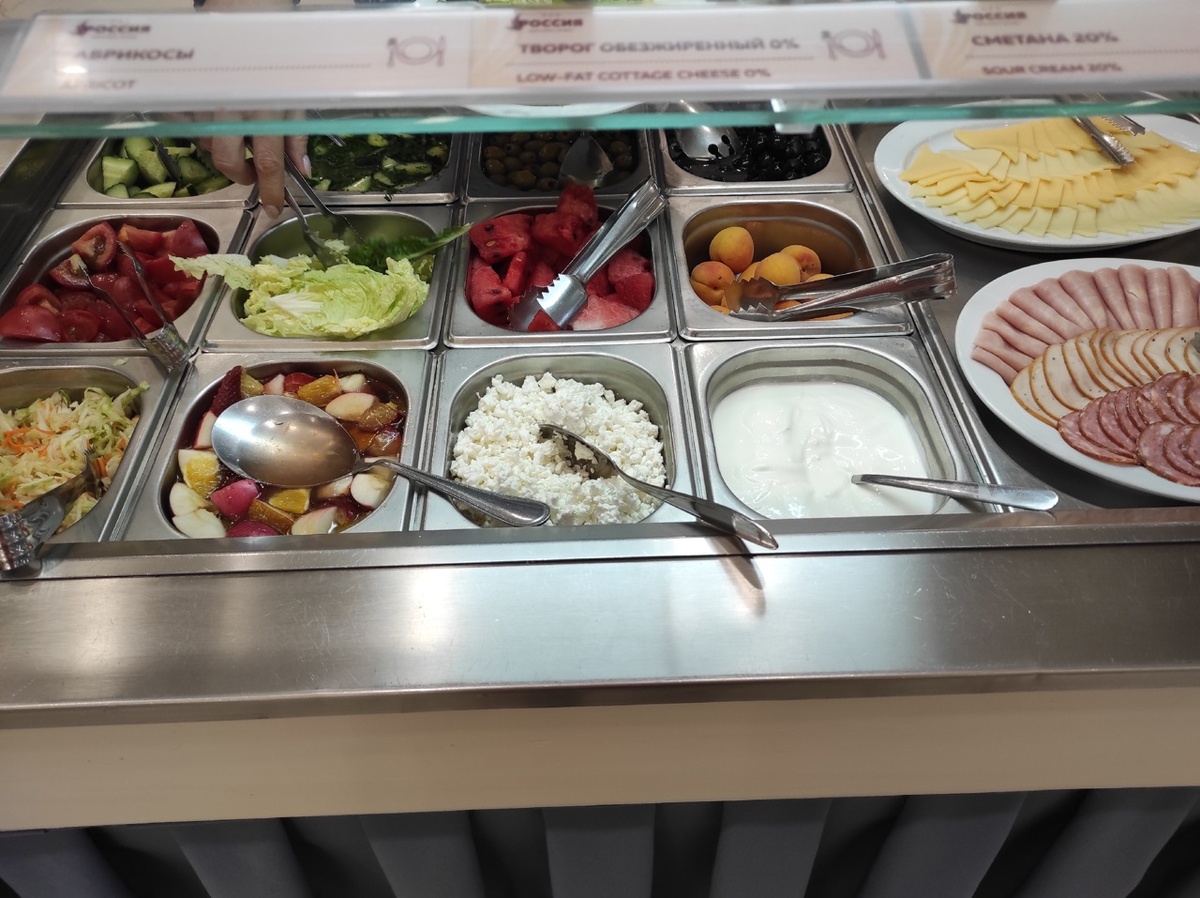 Салаты, фрукты, творог