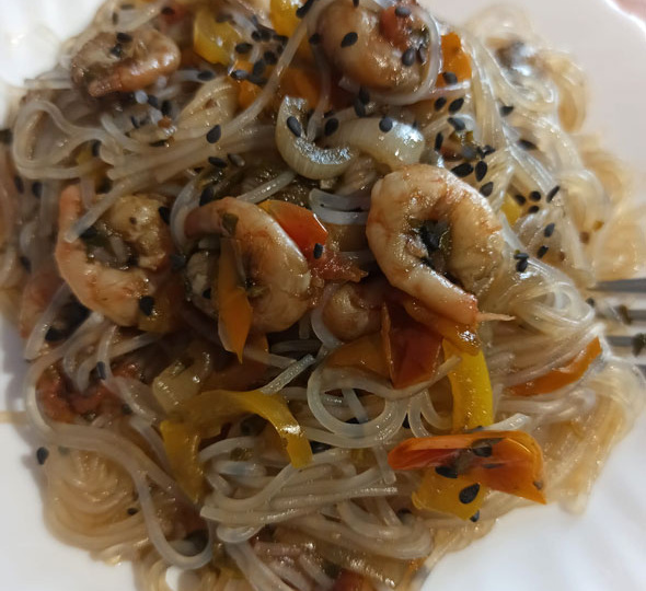 Лапша фунчоза из бобовых с креветками и овощами