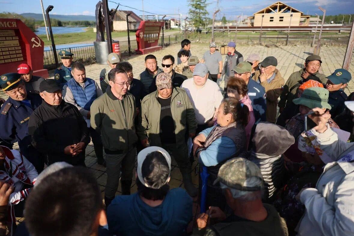    Глава Якутии Айсен Николаев встретился с жителями пострадавших от паводка сёл Оймяконского района / Источник: Telegram-канал главы Якутии Айсена Николаева