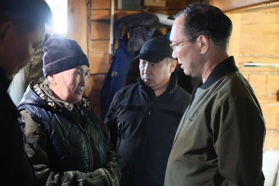    Момент встречи Айсена Николаева с жителями пострадавших от паводка сёл Оймяконского района / Источник: Telegram-канал главы Якутии Айсена Николаева