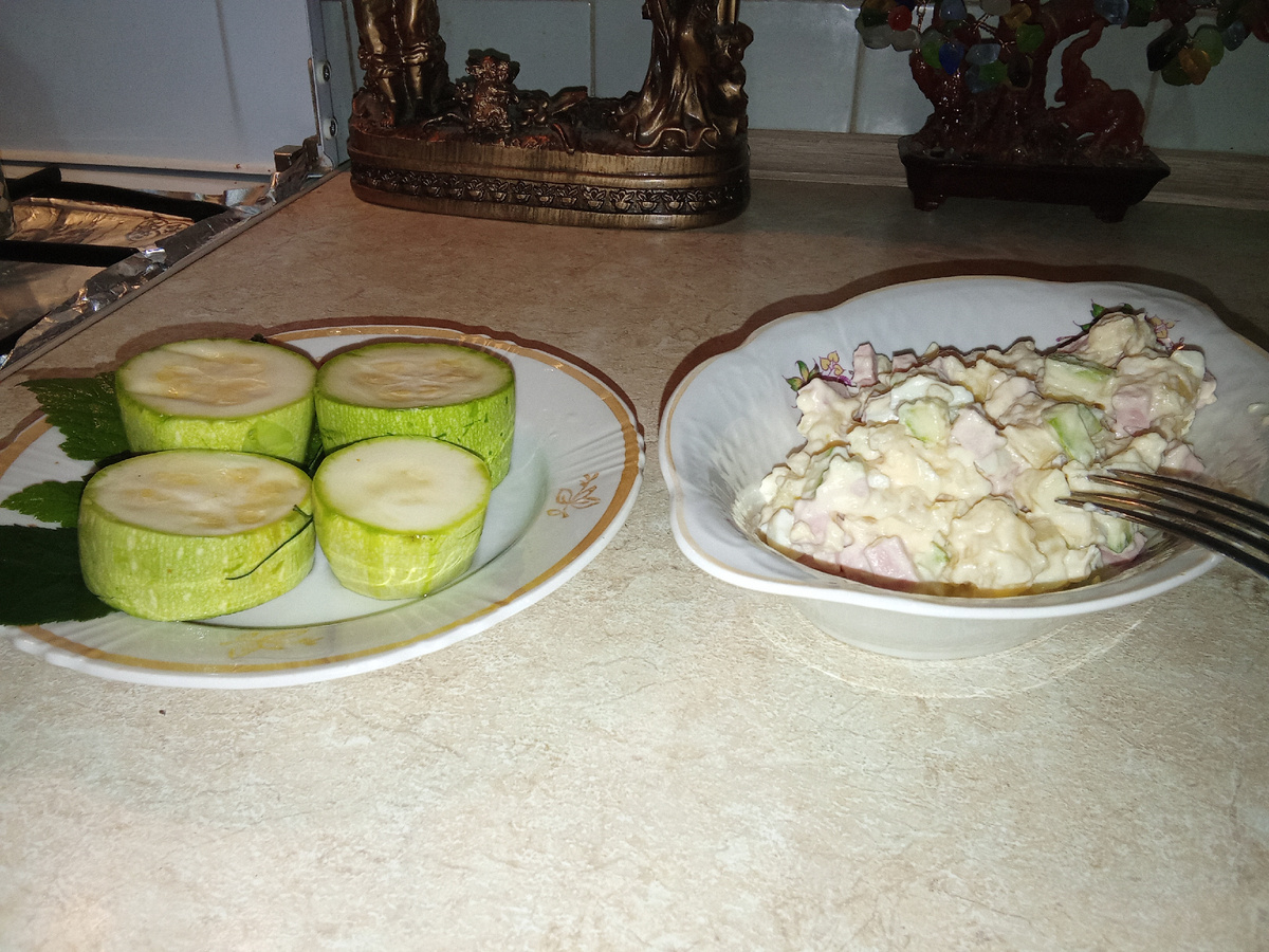 Салат Оливье с квашенными кабачками.