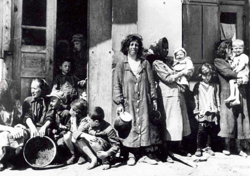 Евреи Львова во время Второй мировой войны. Снимок, предположительно, сделанный неизвестным автором в Львовском гетто в 1941 году. 