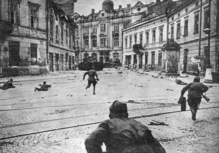 Гвардейцы мотострелкового батальона гвардии майора Алексея Петровича Бушмакина (16 гв. мехбр, 6 гв. мехк) во время уличного боя во время битвы за Львов. Авто исходного фото - Дмитрий Иванович Чернов (ТАСС)