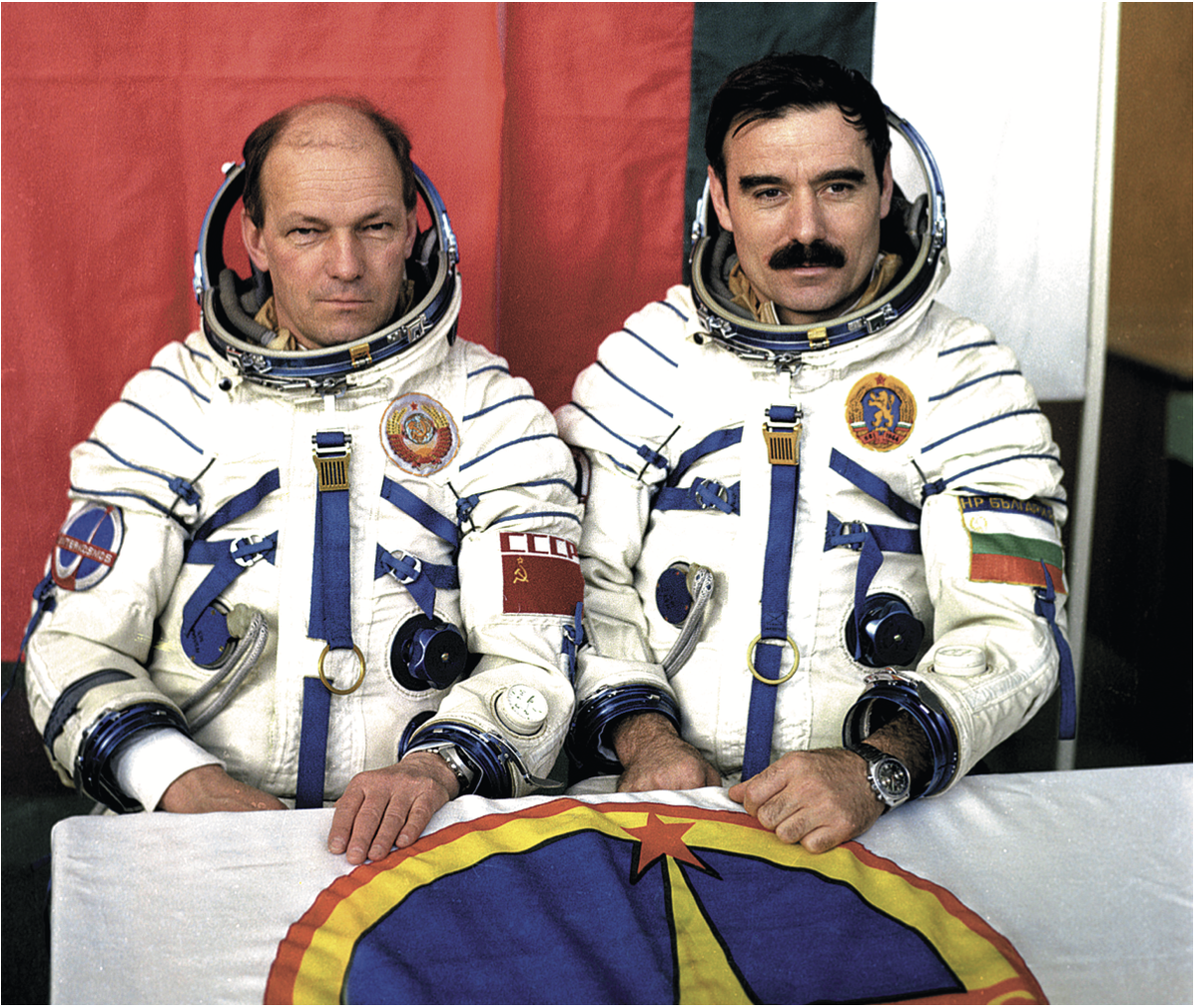 Герои Советского Союза космонавты Николай Рукавишников и Георгий Иванов.
Фото Александра Моклецова (из архива МИА Россия сегодня)