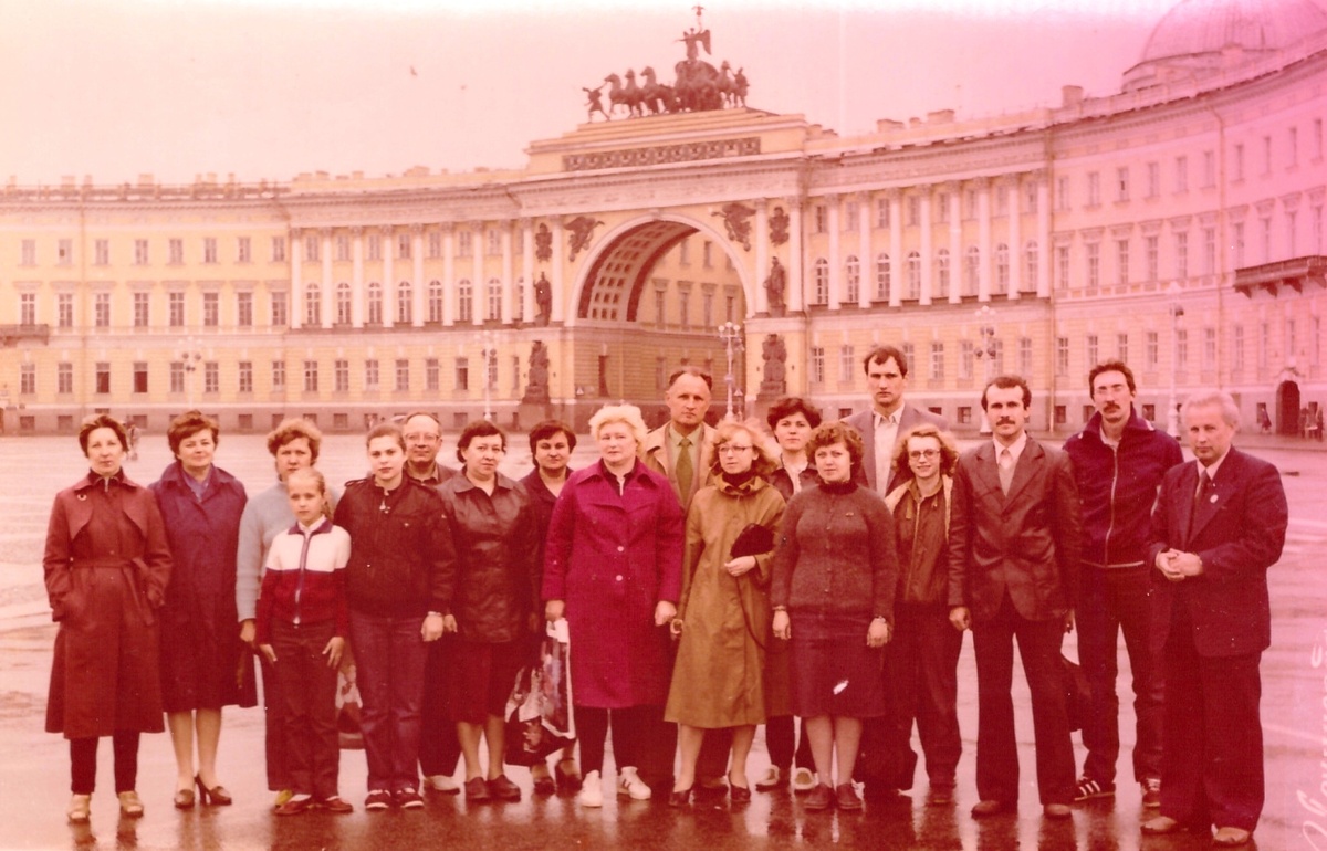 Дворцовая площадь. Ленинград,1985 г. Наша пара справа.