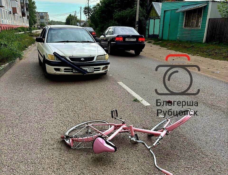    Автомобиль сбил девушку на розовом велосипеде в Рубцовске. Источник: "Блогерша Рубцовск"