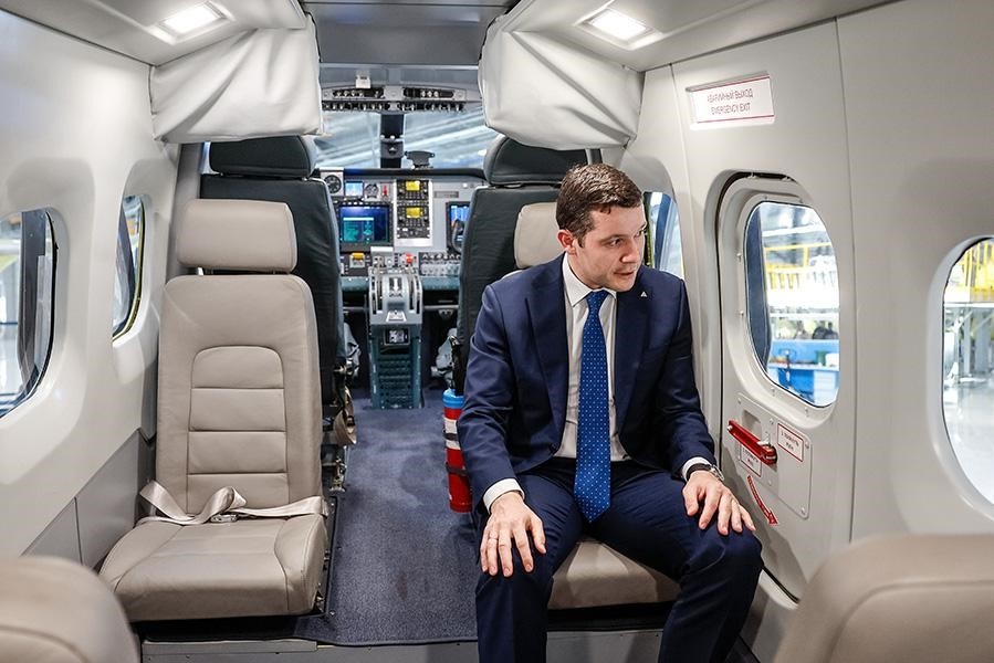 Картинки Яндекса. Антон Алиханов осматривает легкий многоцелевой самолет ЛМС-901 «Байкал» на территории АО «Уральский завод гражданской авиации» (УЗГА) в Свердловской области. 8 июля 2025 года