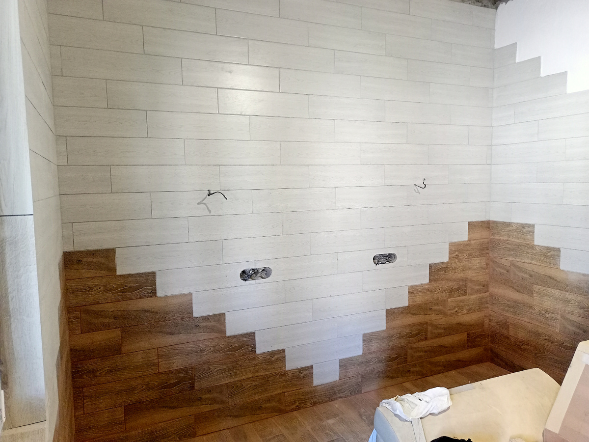 Стена гостевой комнаты