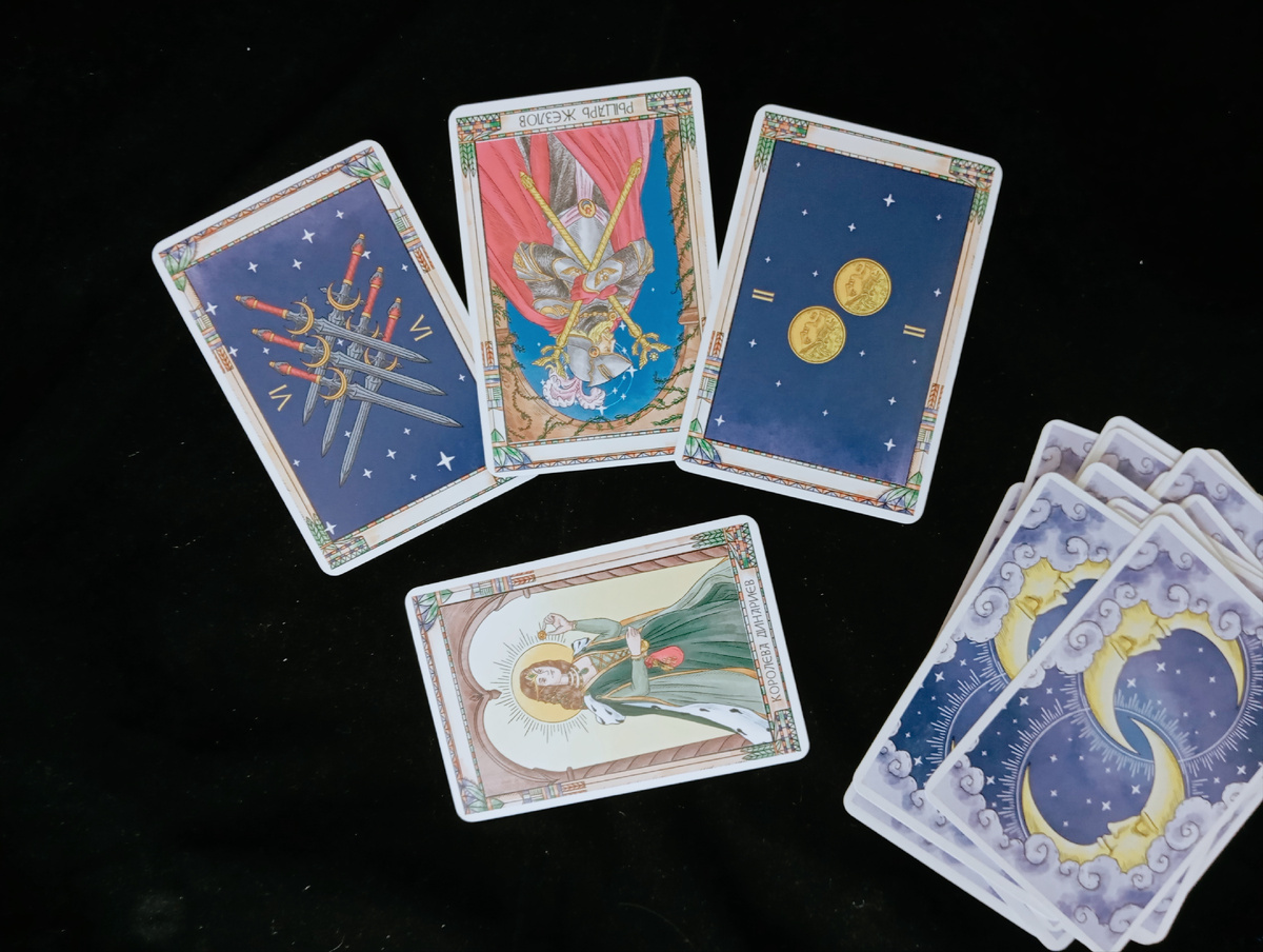 Таро для Близнецов на август 2025