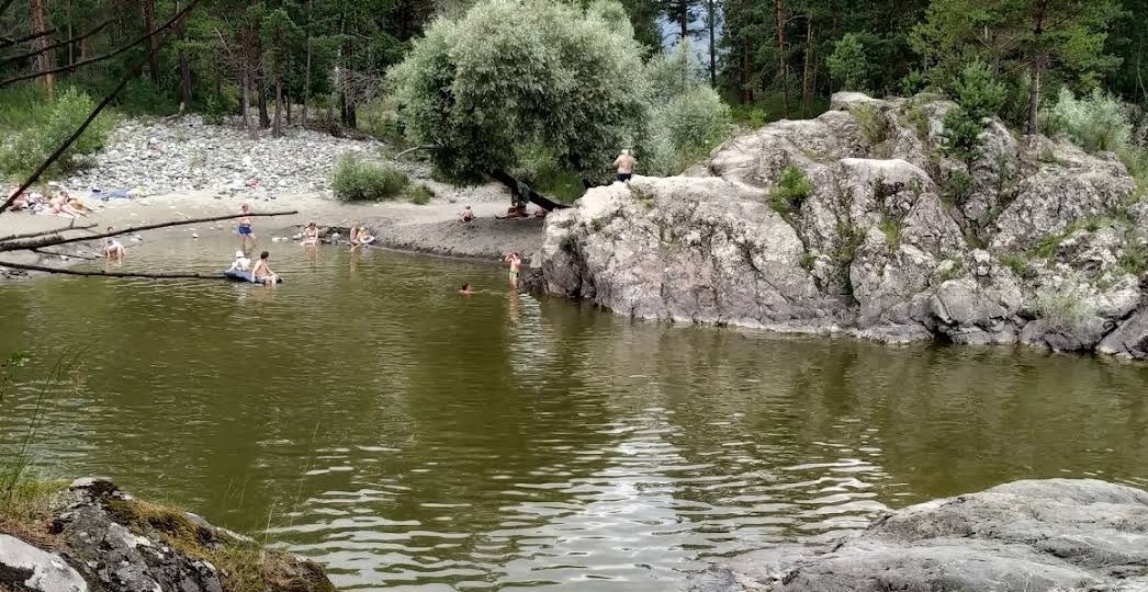 По берегу Катуни с малышнёй.