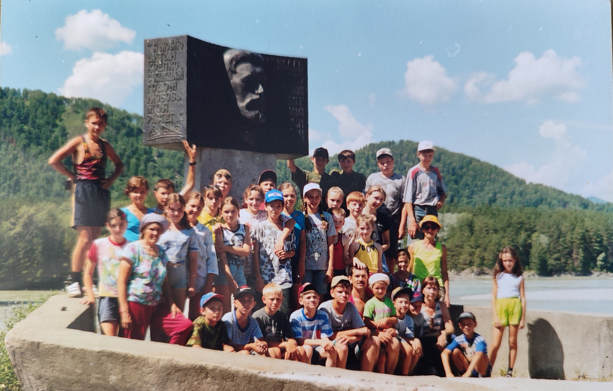 Наша катунская команда у памятника В.Шишкову.