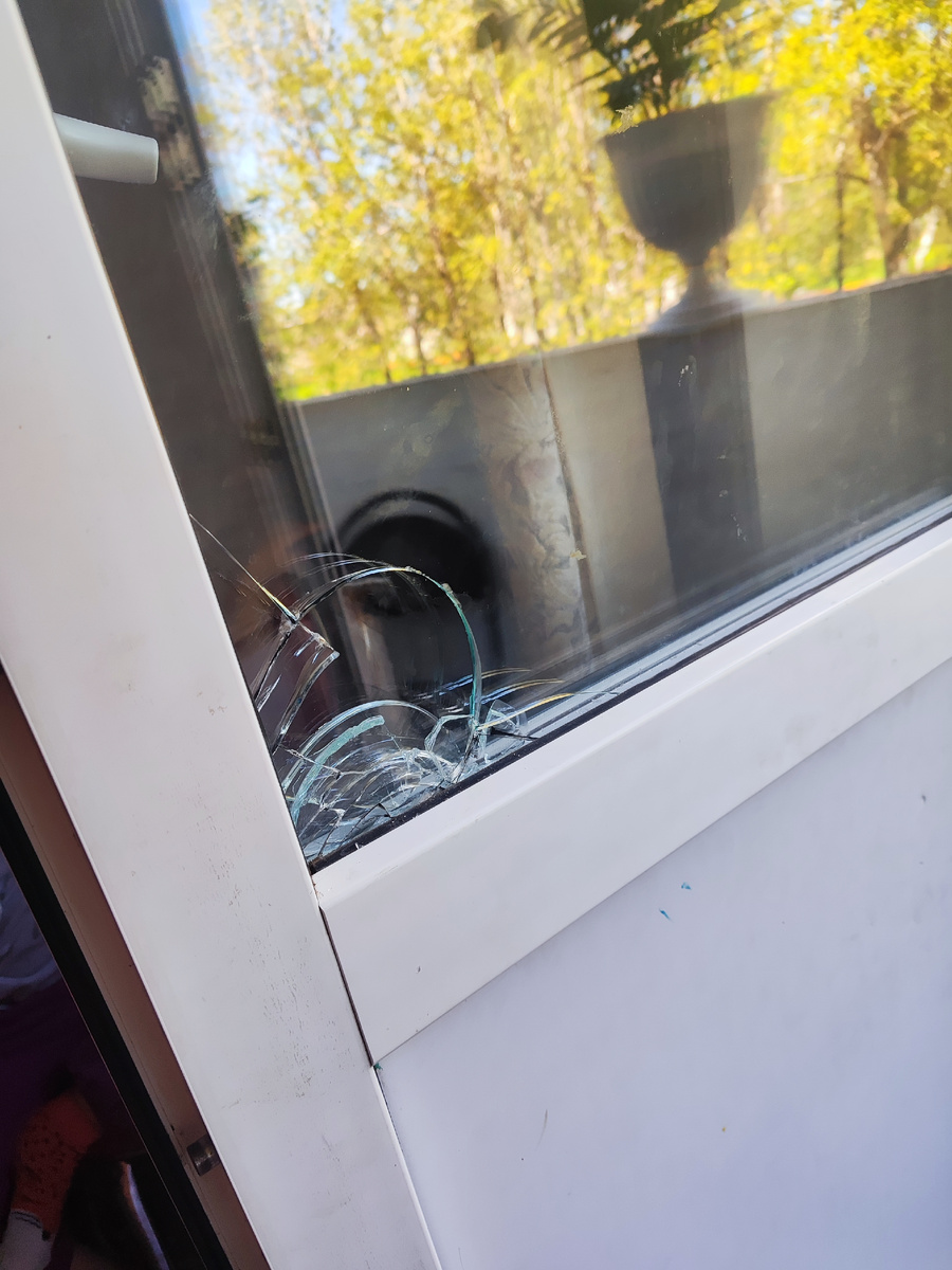 Это балконная дверь, в зале. 