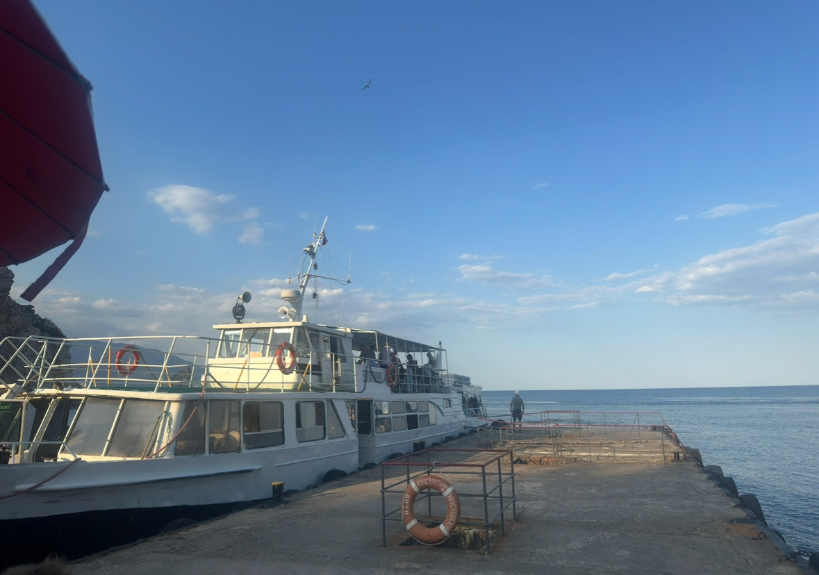 Наш теплоход на пристани у Ласточкиного гнезда