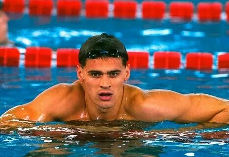 Он плыл так, будто за ним гналась смерть.