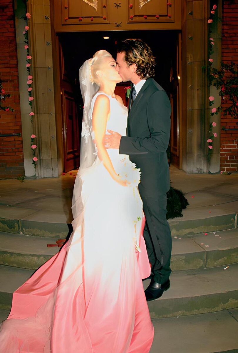 Гвен Стефани и Гэвин Россдэйл в день своей свадьбы, 2002 год