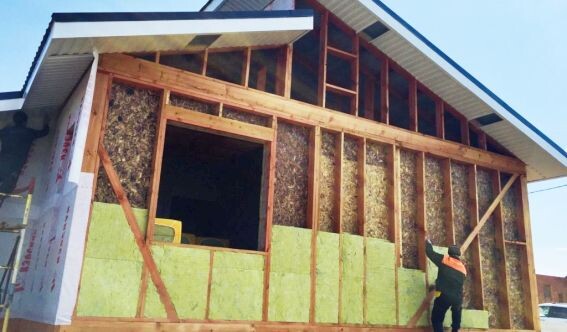 Вот так строится обычный каркасник в полевых условиях. Ничего хорошего от такого строительства можно не дать