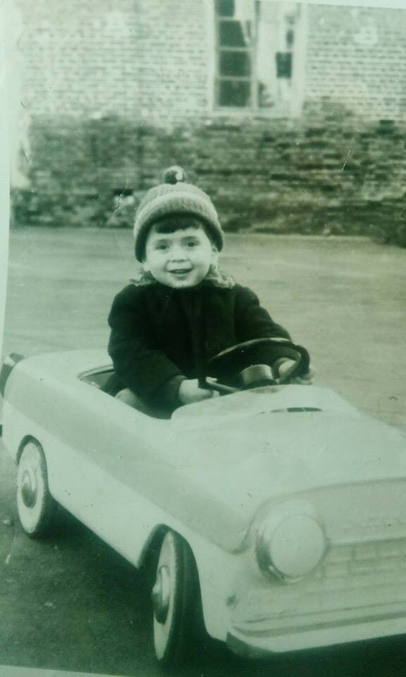 Это я в детстве. До 5 лет я говорил только на абхазском языке. В настоящее же время я говорю и пишу на русском языке даже лучше, чем сами русские