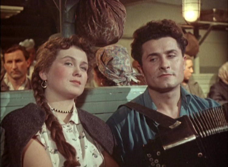 Маша Комарова флиртует со всеми... Кадр из фильма «Доброе утро» (1955). Скриншот.