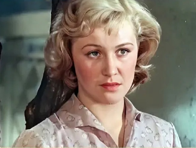 Катя Головань - серьёзная девушка. Кадр из фильма «Доброе утро» (1955). Скриншот.