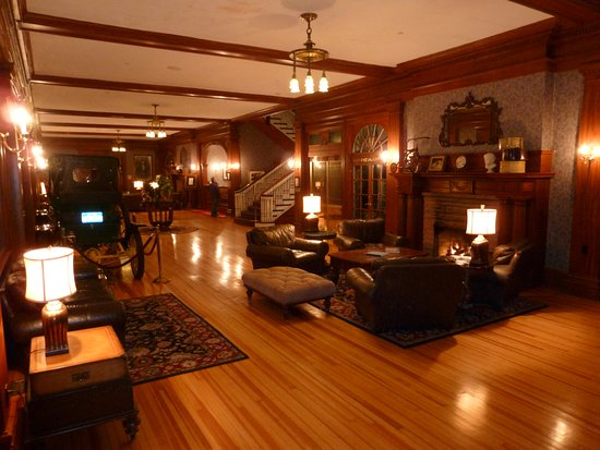 Интерьер рецепции отеля "Стэнли"