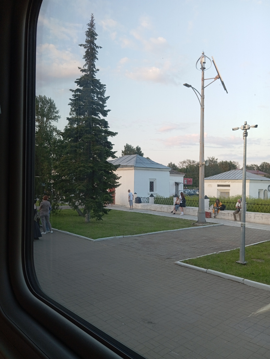 Сели, смотрим в окно. 