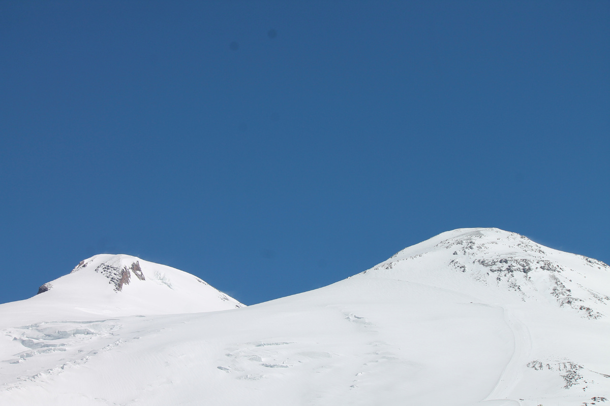 Эльбрус. Западная (5642 м. над у.м.) и Восточная вершины (5621 м. над у.м.)